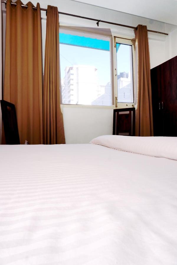 Hotel Almond Zirakpur Bagian luar foto