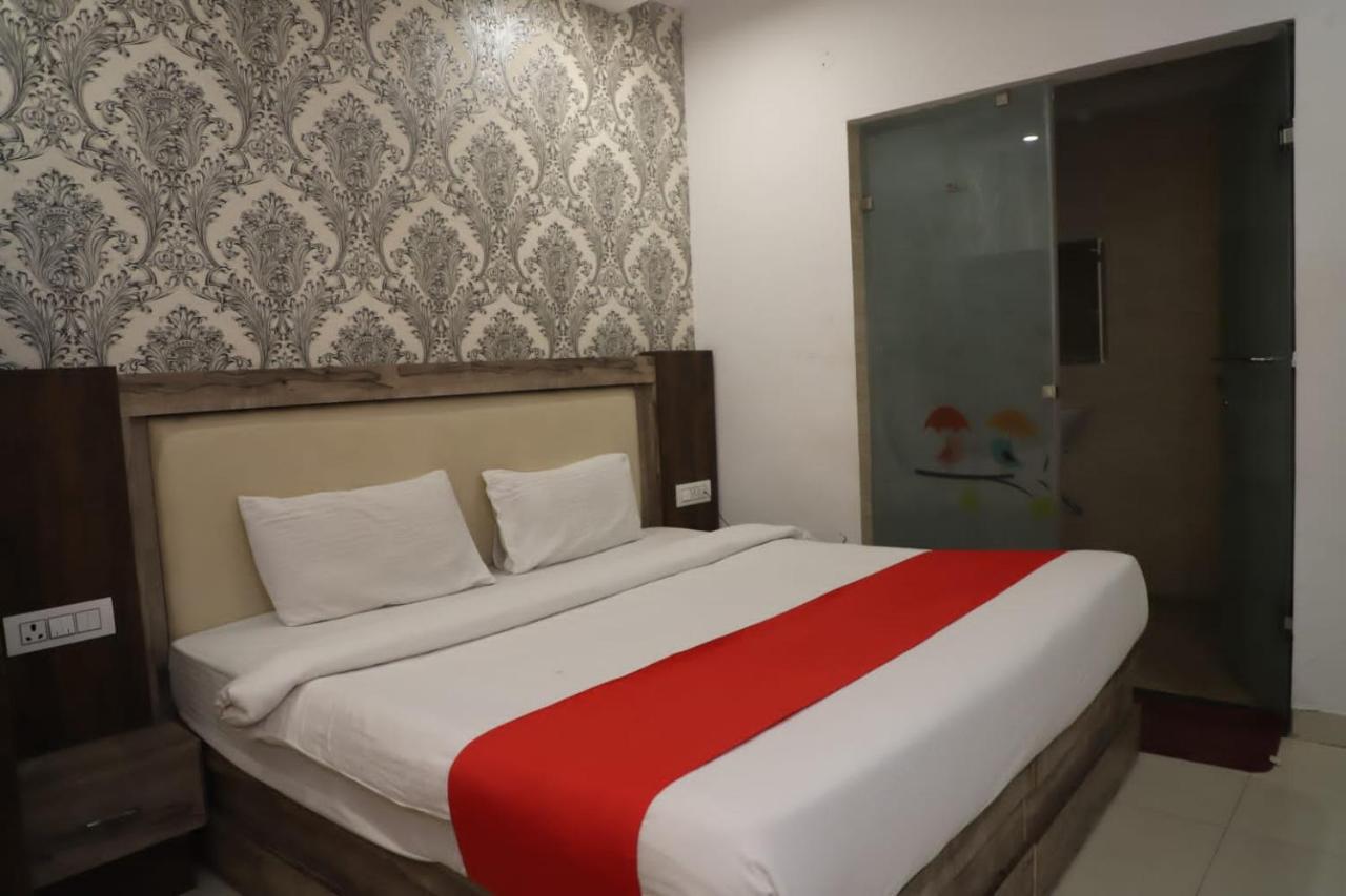 Hotel Almond Zirakpur Bagian luar foto