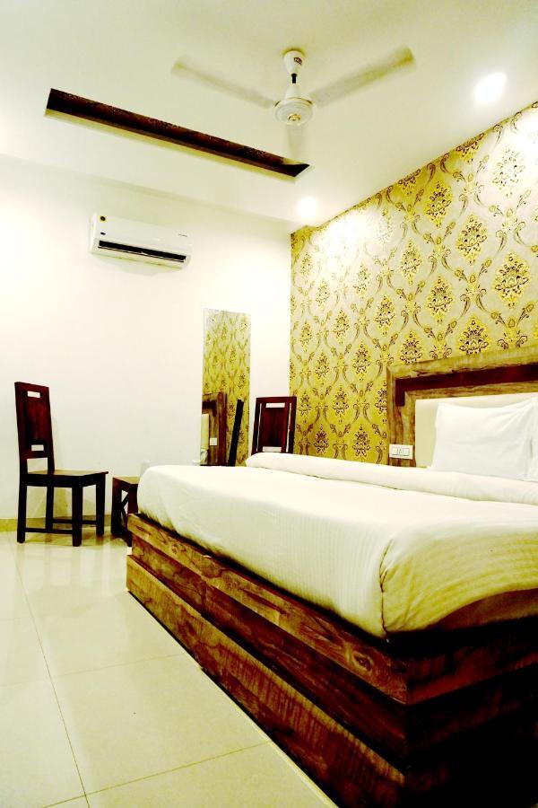 Hotel Almond Zirakpur Bagian luar foto
