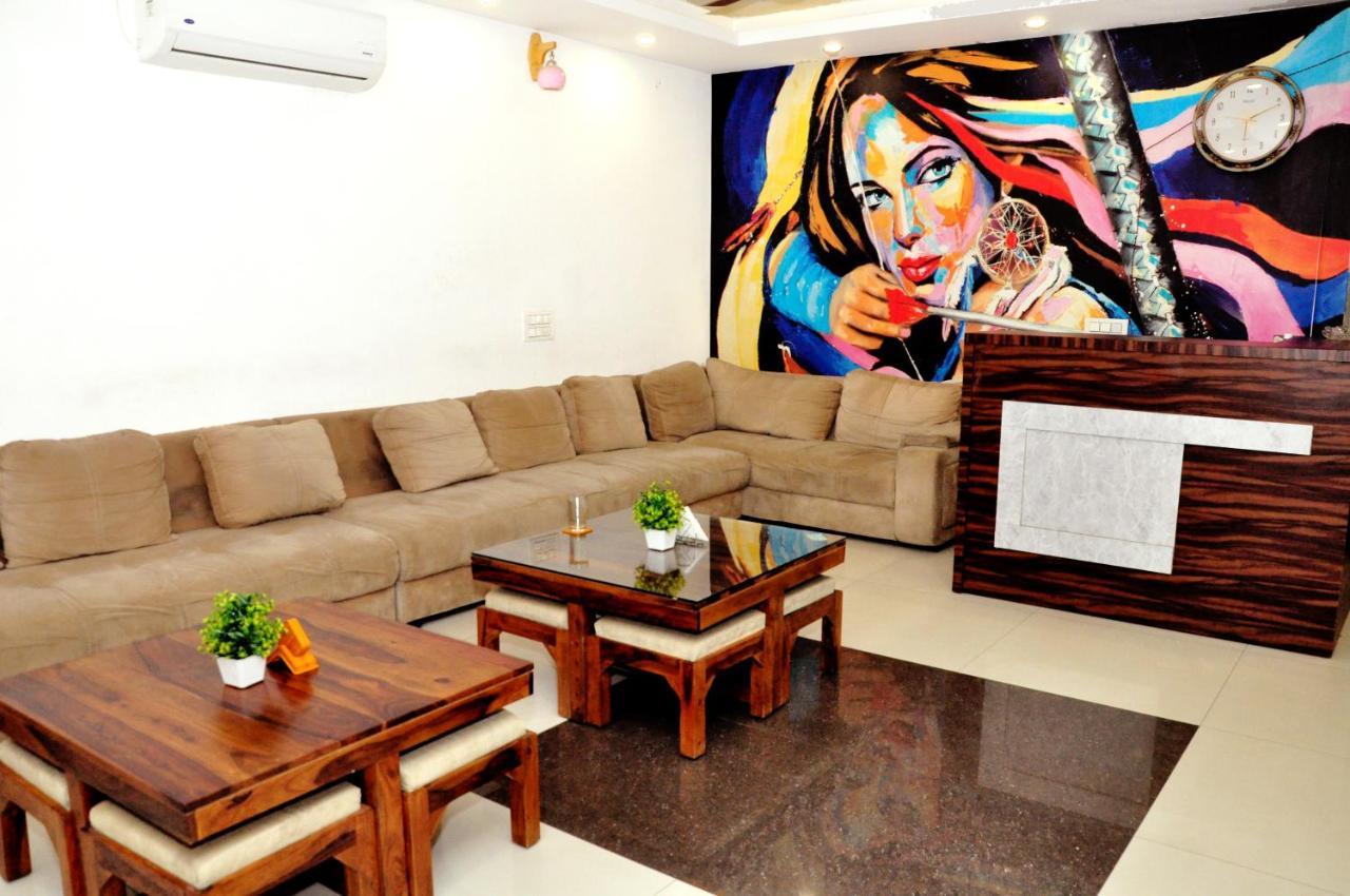 Hotel Almond Zirakpur Bagian luar foto